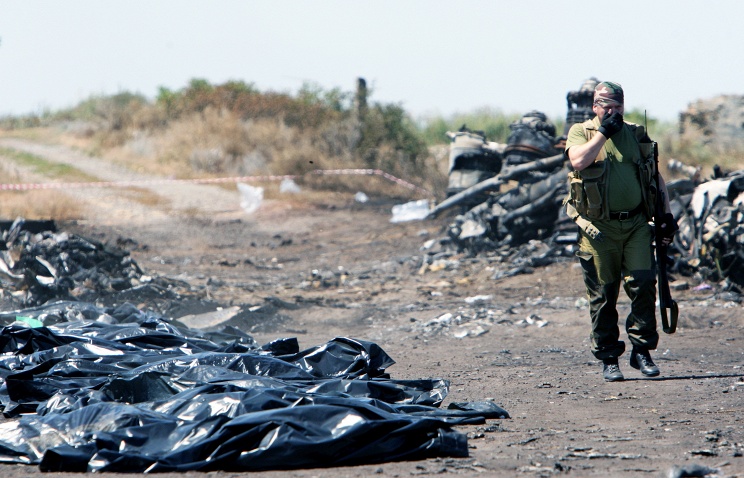 Тела погибших на месте крушения малазийского Boeing 777 в Донецкой области