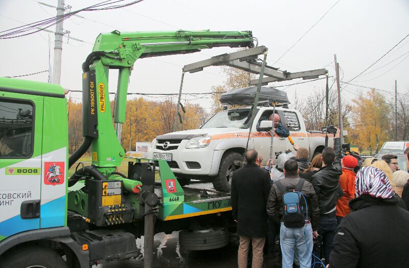 Константин Алтухов в своем автомобиле погруженном на эвакуатор