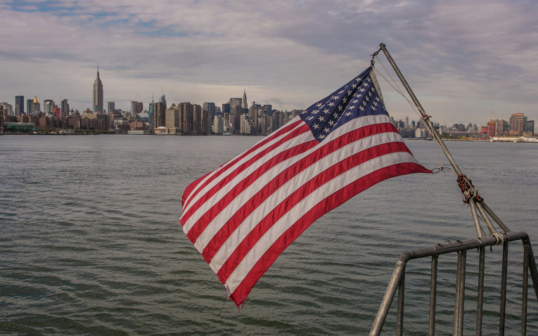 Флаг США и вид на Манхэттен