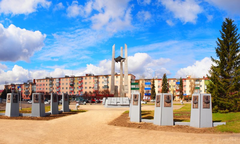 Стела на площади Победы в городе Ельце