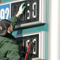 Бензин в России в 2015 году подорожает на 5 рублей за литр
