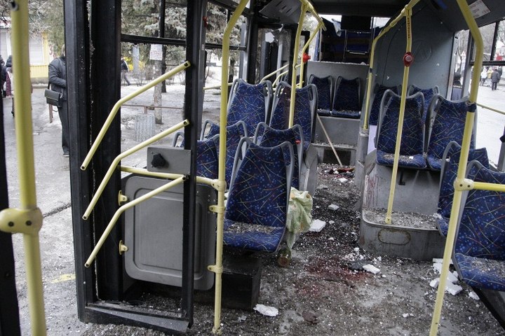Автобус, обстрелянный на остановке в Донецке