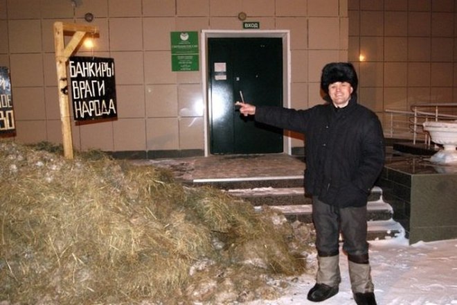 Куйбышевский фермер вывалил навоз возле банка