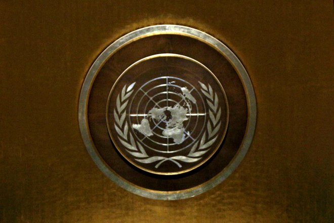 Эмблема ООН в зале совещаний Генеральной Ассамблеи
