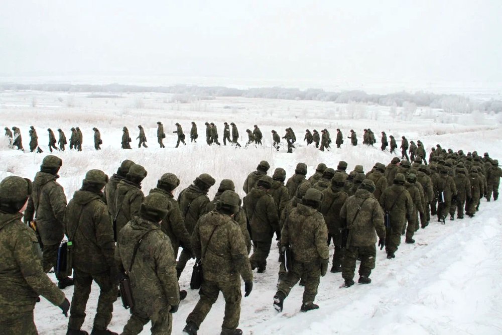 Солдаты идут по полигону