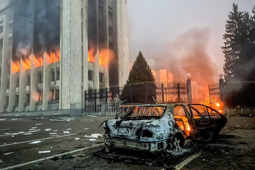 Горящее здание администрации (акимата) в Алма-Ате