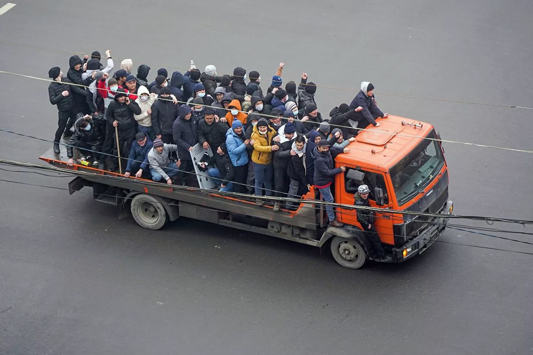 Протестующие на улицах Алма-Аты