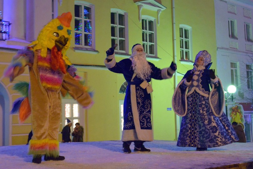 Дед Мороз ведёт новогоднюю дискотеку на площади Ленина в Ельце