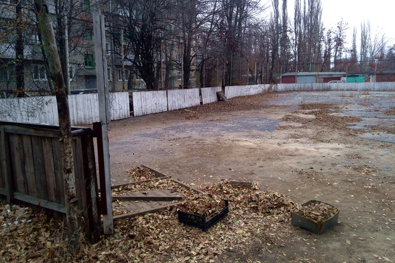 Хоккейная площадка во дворах на улице Радиотехнической
