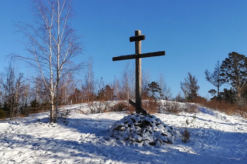 Крест на холме
