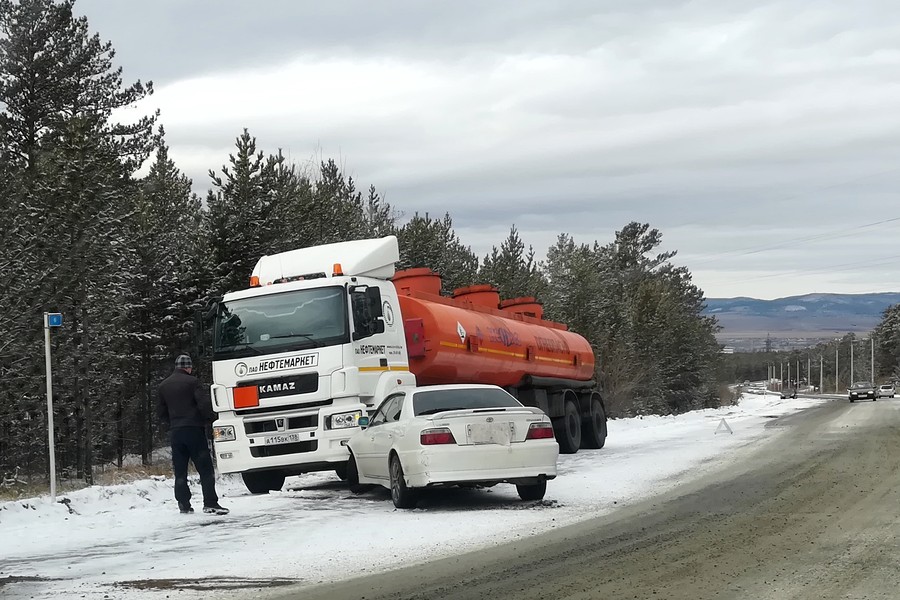 Первый снег и ДТП на дороге в день жестянщика