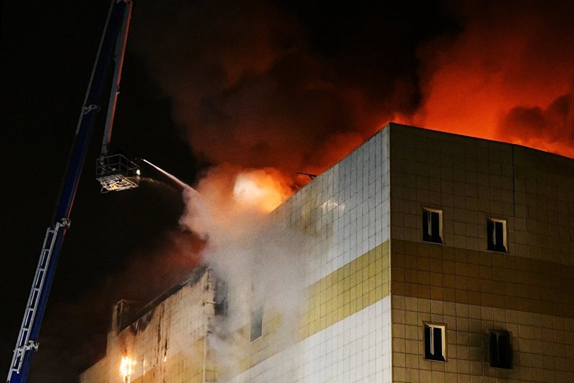Пожар в торговом центре "Зимняя вишня" в Кемерово