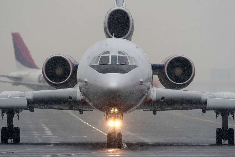 Самолёт Ту-154 на взлётной полосе