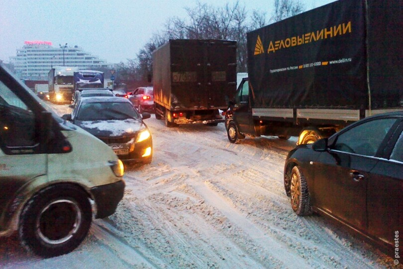 Снегопад в Москве сразу же парализует городские артерии
