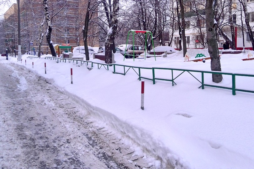Тротуар двор снег парковка