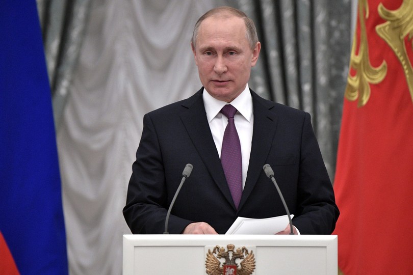 Владимир Путин выступает с трибуны